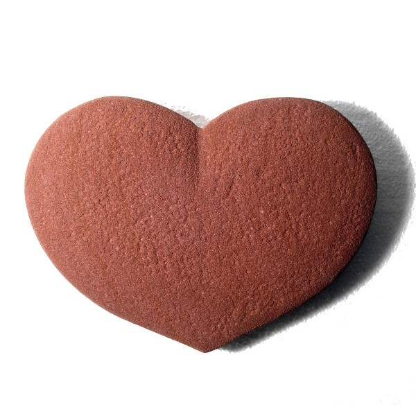 Herz aus rotem Sandstein