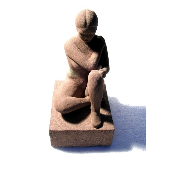 Sitzende Frau aus rotem Sandstein