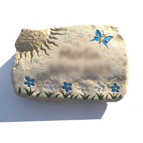Kindergrabstein mit Sonne und Blumenwiese aus Kalkstein