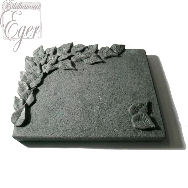 Grabplatte / Urnenplatte mit Blattwerk aus Sandstein