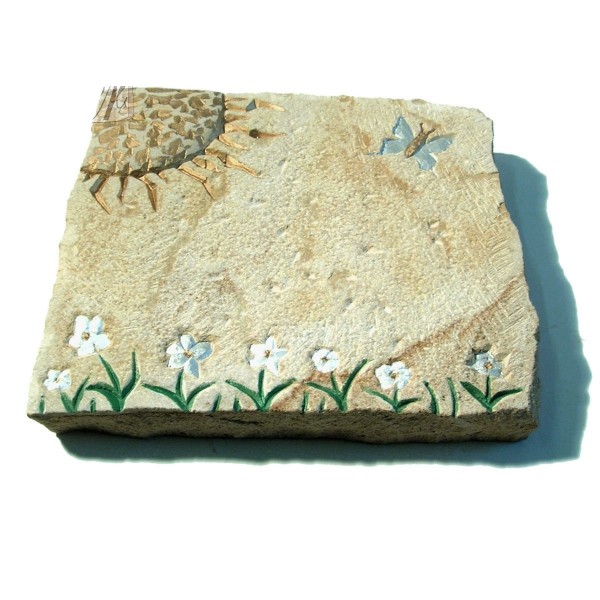 Kindergrabstein mit Blumenwiese und Sonne aus Sandstein