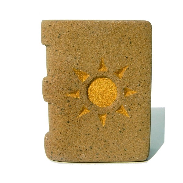 Steinbuch mit Sonne aus hellbraunem Sandstein