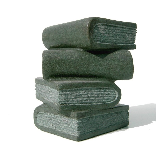 Buchstapel aus grünem Sandstein