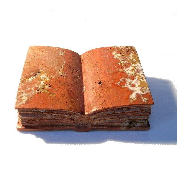 Steinbuch aus rotem Travertin