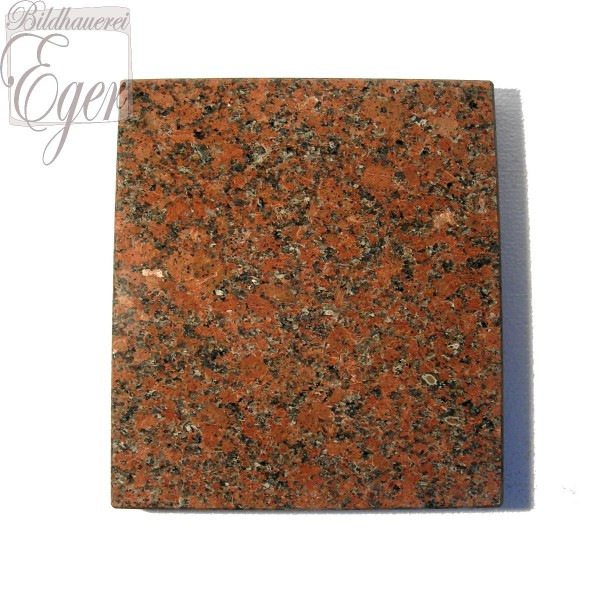 Grabplatte aus rotem Granit