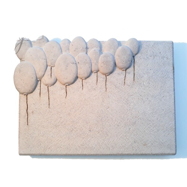 Kindergrabstein mit Luftballons aus Kalkstein