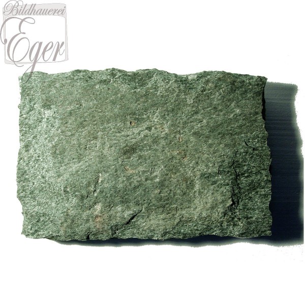 Grabplatte aus grünem Gneis bruchrau