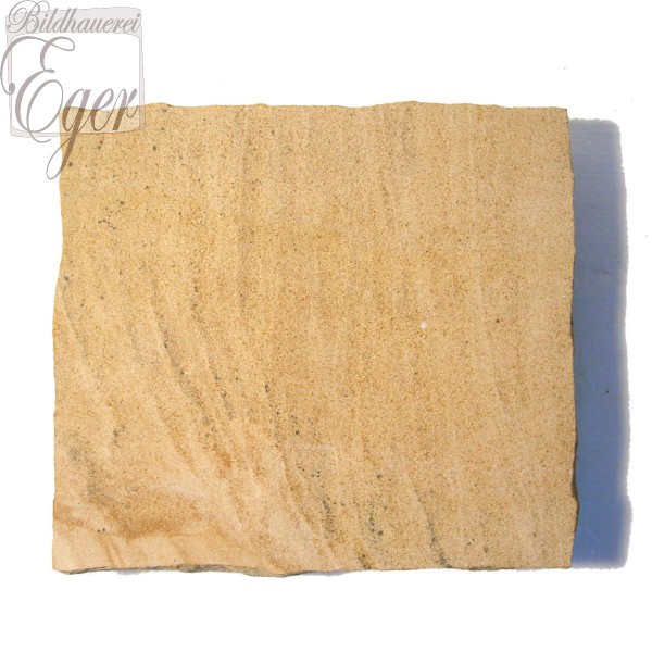 Grabplatte aus hellbraunem Sandstein bruchrau