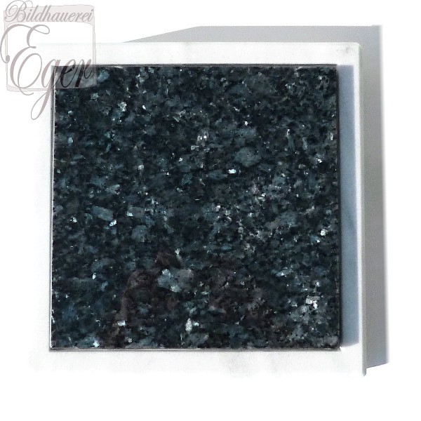Grabplatte aus Marmor und blauem Granit