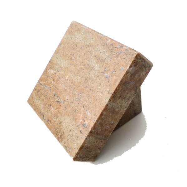Grabplatte aus hellbraunem Granit mit Standkeil